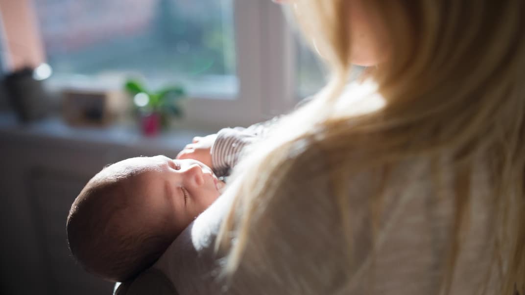 Mutter hält ihr Baby im Arm.