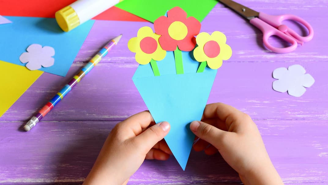 Gebastelte Einladungskarte mit Blumen