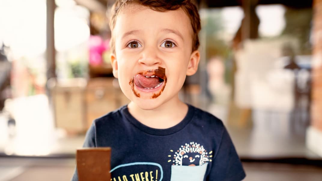 Junge mit schoko-verschmiertem Gesicht