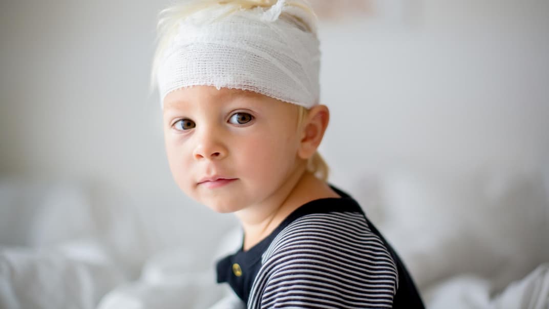Kleiner Junge mit Kopfverband