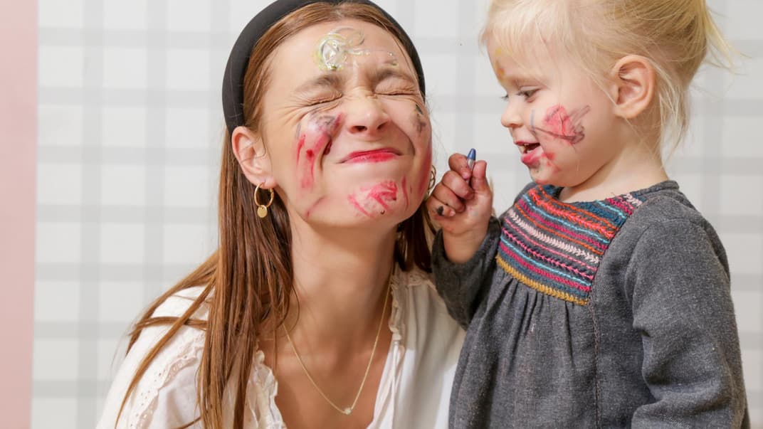 Mama und Tochter spielen mit Gesichtsfarbe.