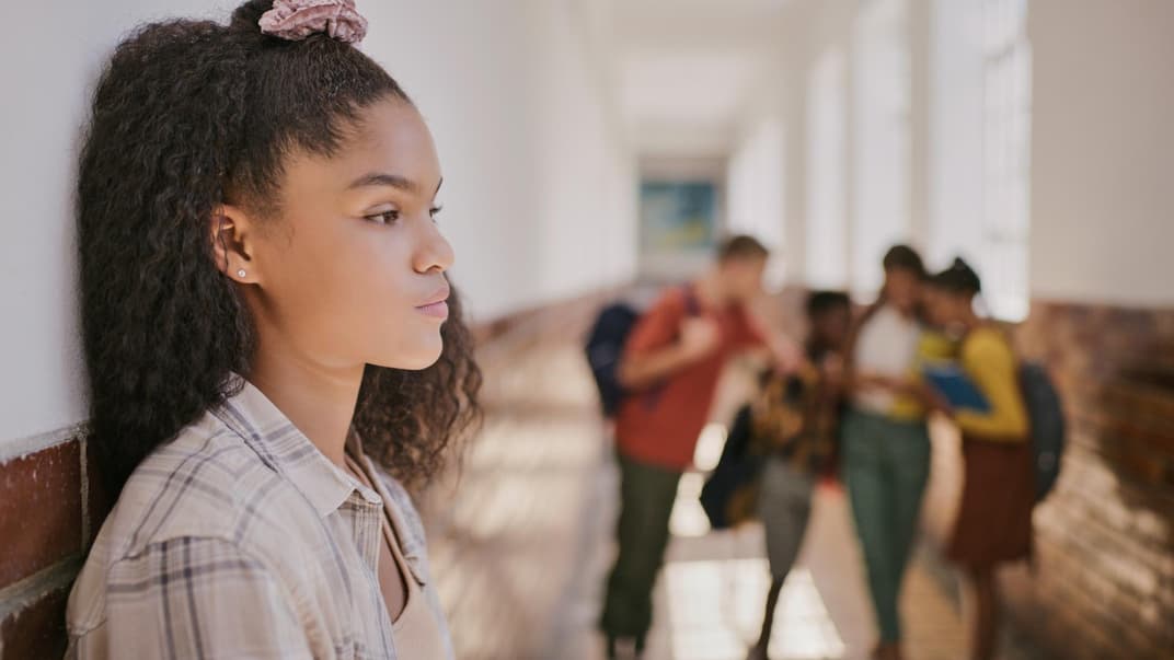 Junges Mädchen wird in der Schule ausgegrenzt