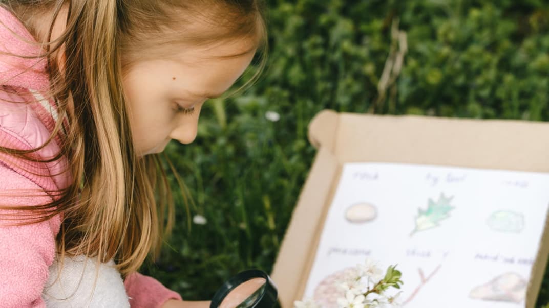 Junges Mädchen spielt Bingo in der Natur.