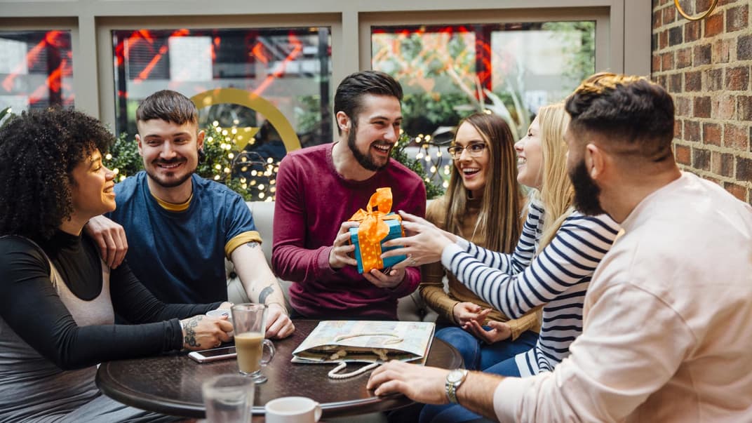 Junge Eltern freuen sich über Baby-Geschenke