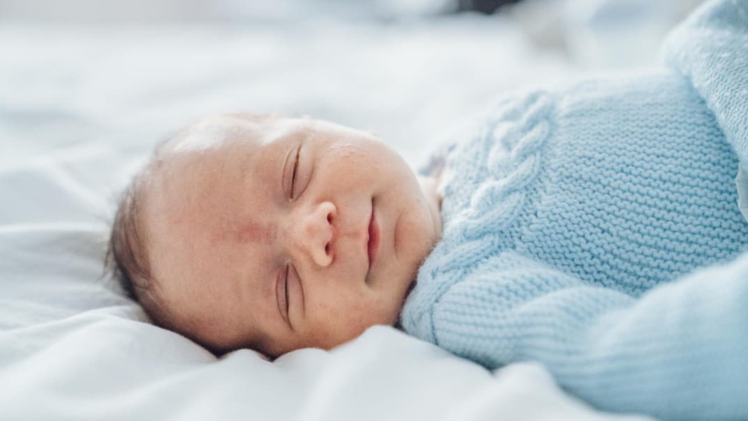 Babyjunge schläft