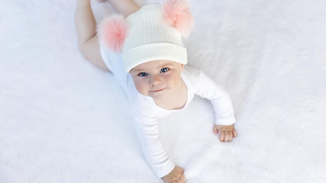 Süßes kleines Mädchen mit Bommelmütze