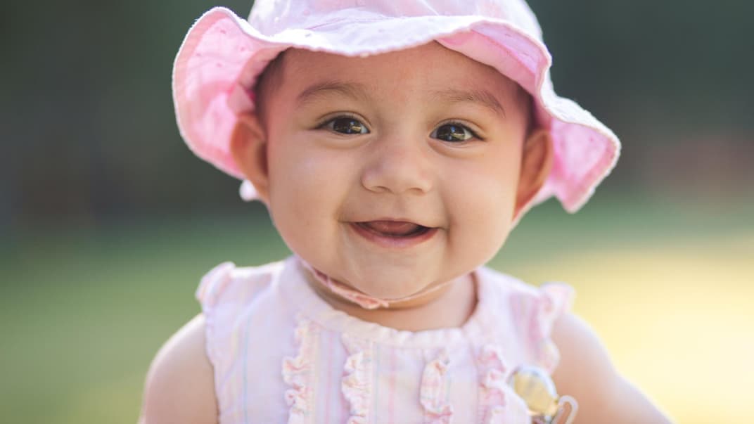 Babymädchen mit rosa Mütze