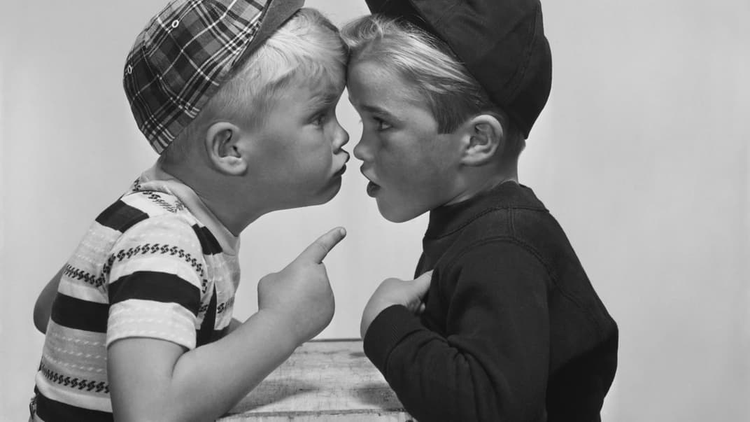 Zwei Jungen streiten.