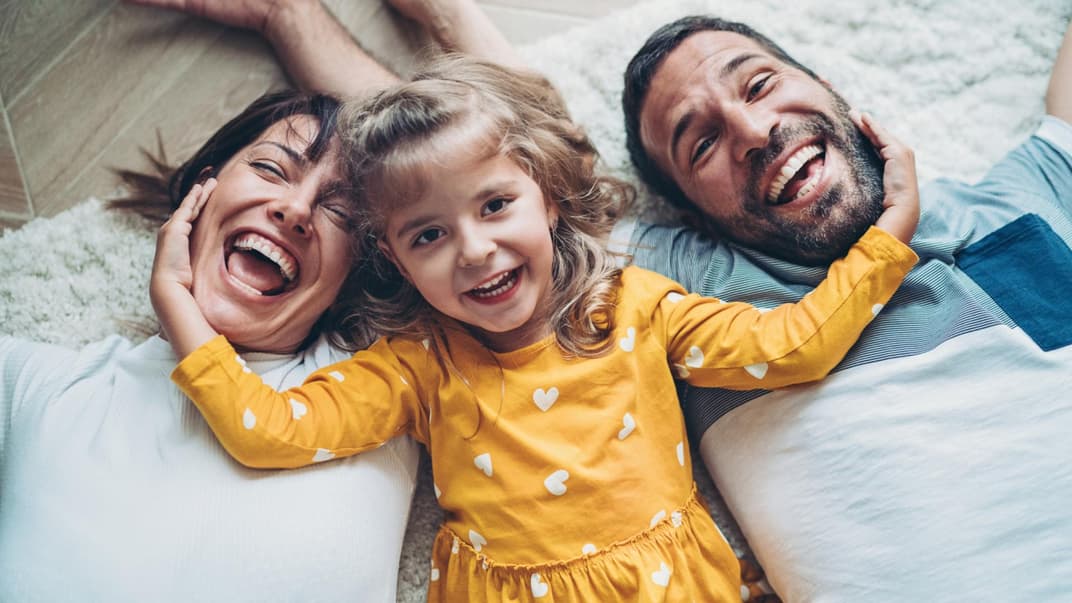 Eltern haben Spaß mit ihrer kleinen Tochter