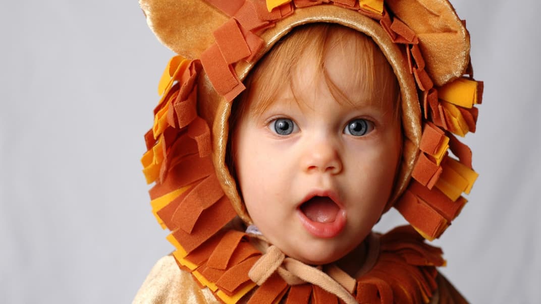 Ein Baby ist als Löwe (Sternzeichen) verkleidet – was ist wohl sein Name? 