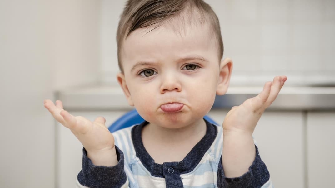 Kleiner Junge schaut irritiert