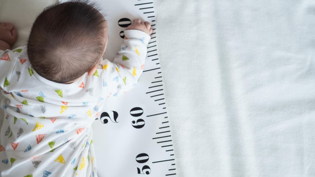 Baby auf Maßband