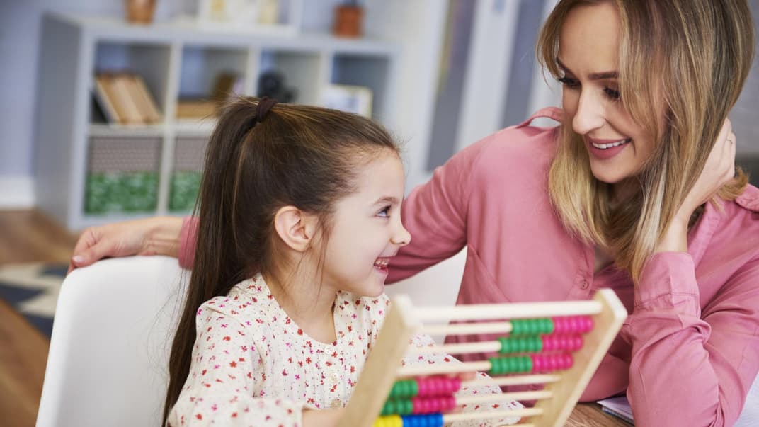 Ein kleines Mädchen bei ihrer Schuleingangsuntersuchung