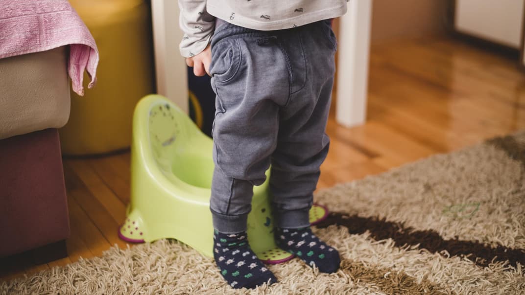 Kleiner Junge geht von allein aufs Töpfchen.