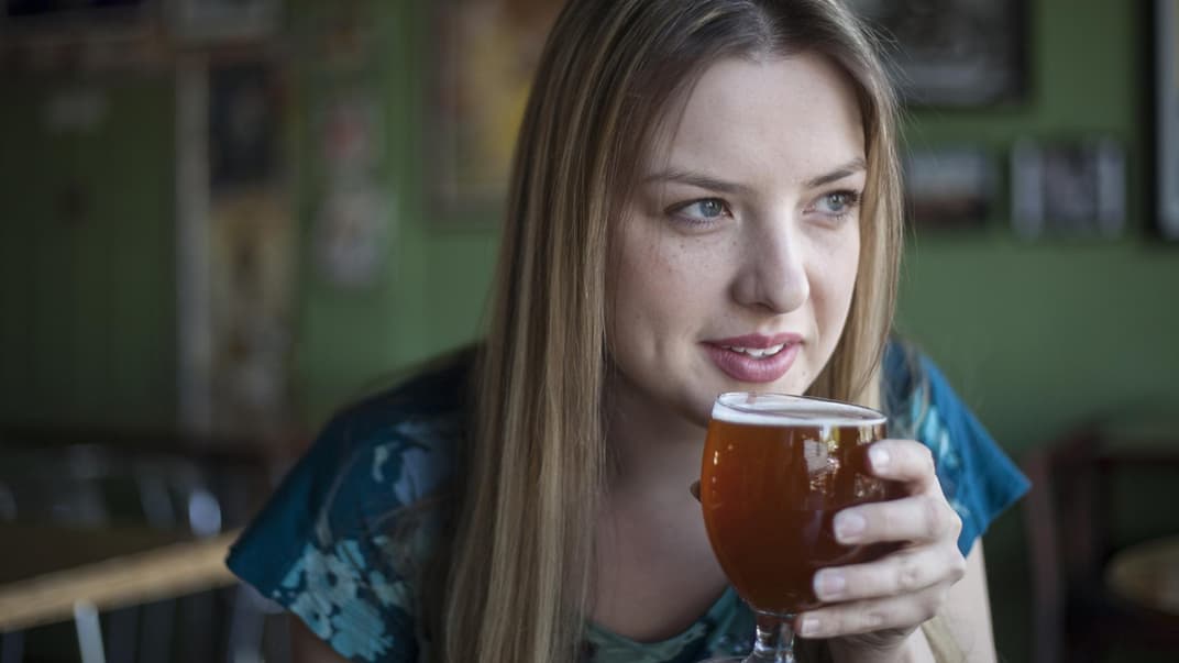 Junge, stillende Mutter trinkt Malzbier