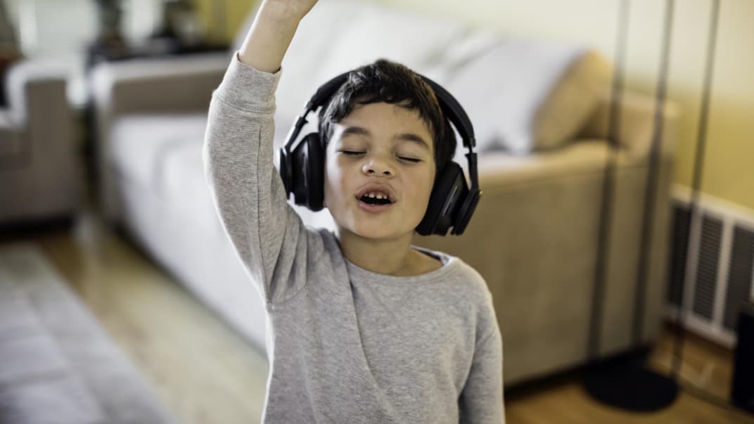 Junge rockt zu seinem eigenen Namens-Song