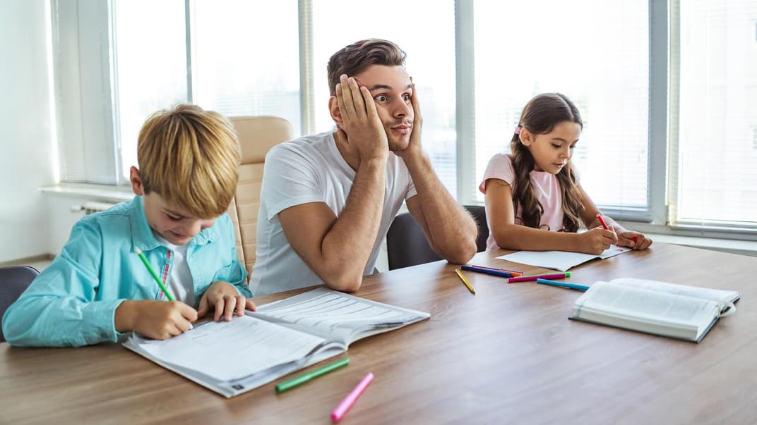 Vater hat keine Lust auf Hausaufgaben mit seinen Kindern.