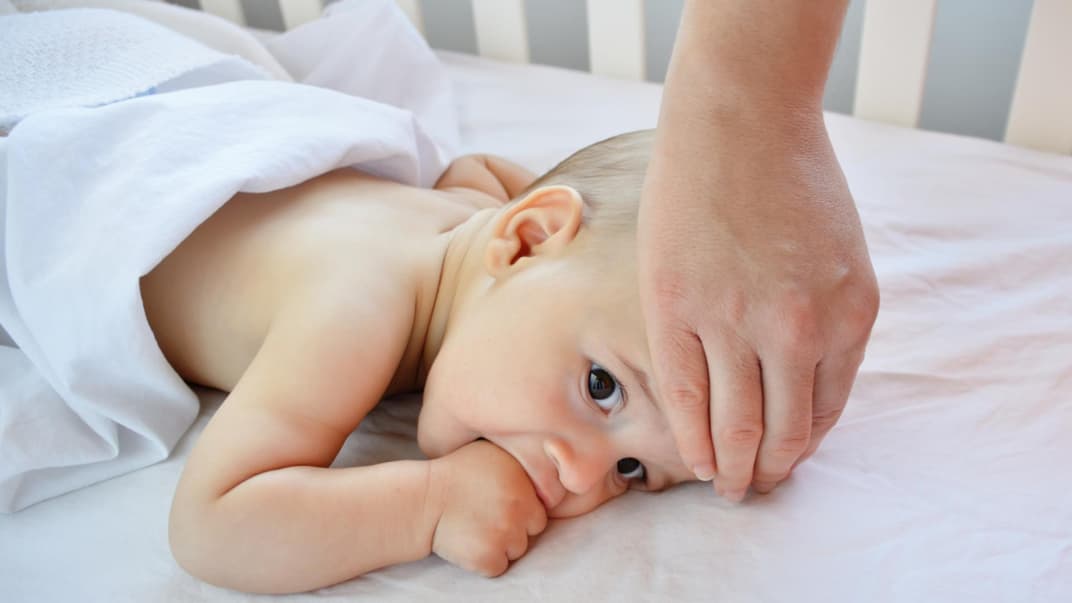 Baby fiebert beim Zahnen.