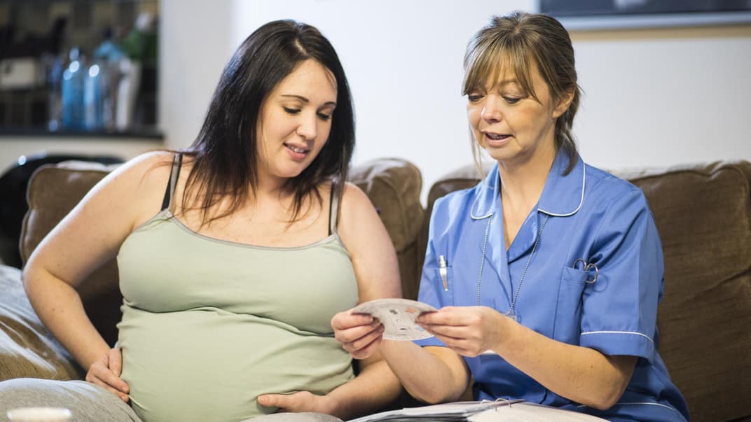Hebamme und Schwangere tauschen sich aus