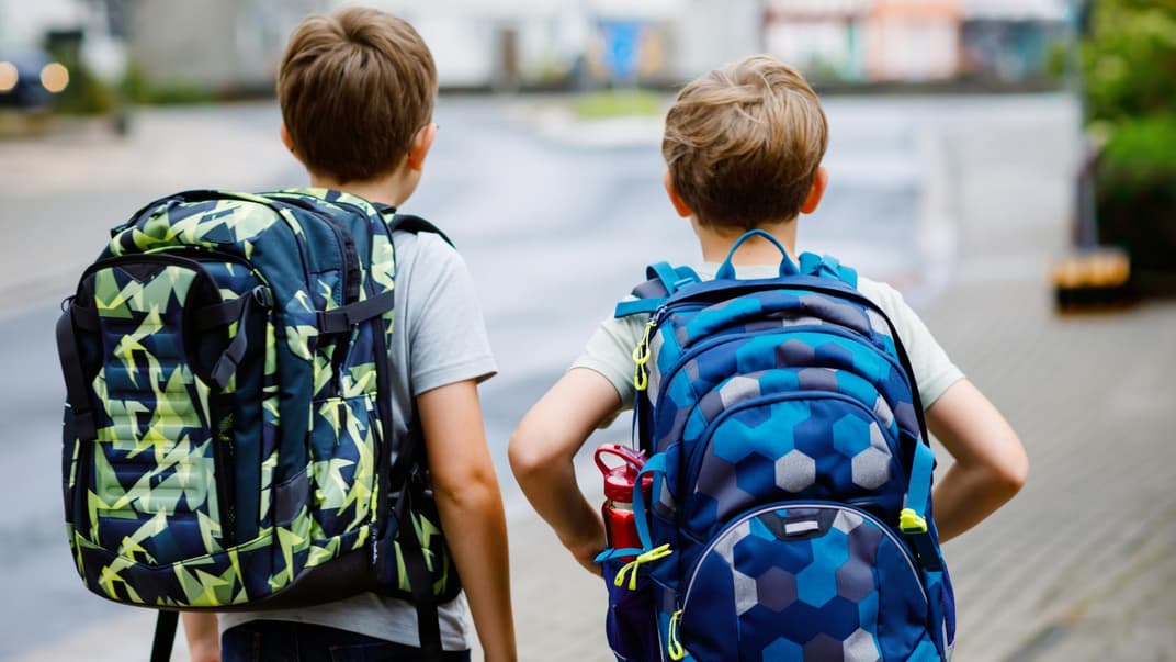 Zwei Jungs mit Schulrucksack