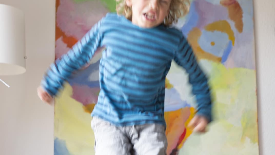 Eine Zauberformel soll wütende Kinder schnell beruhigen. Wütender Junge hüpft herum.