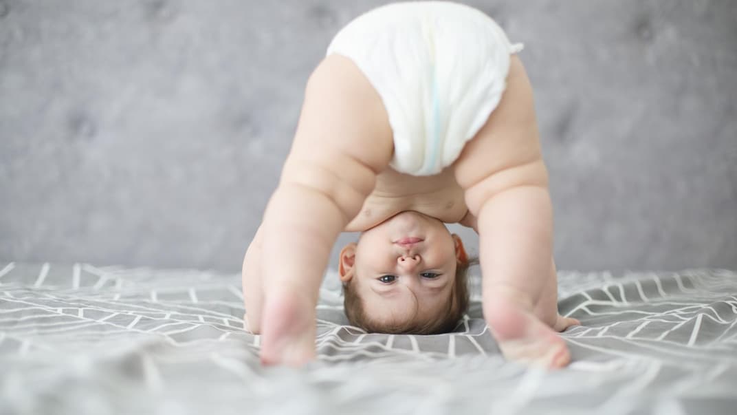 Baby steht auf dem Kopf.
