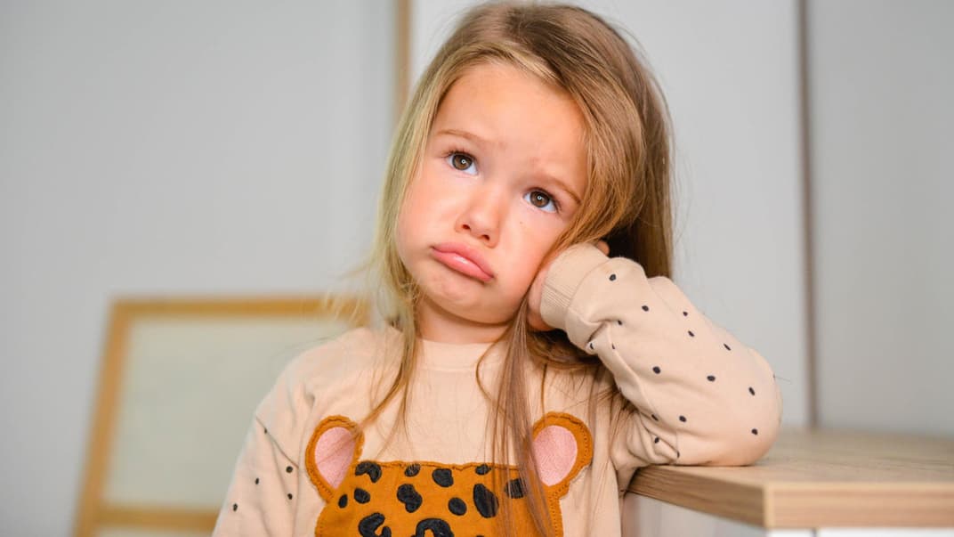 Kleines Mädchen schaut verärgert.