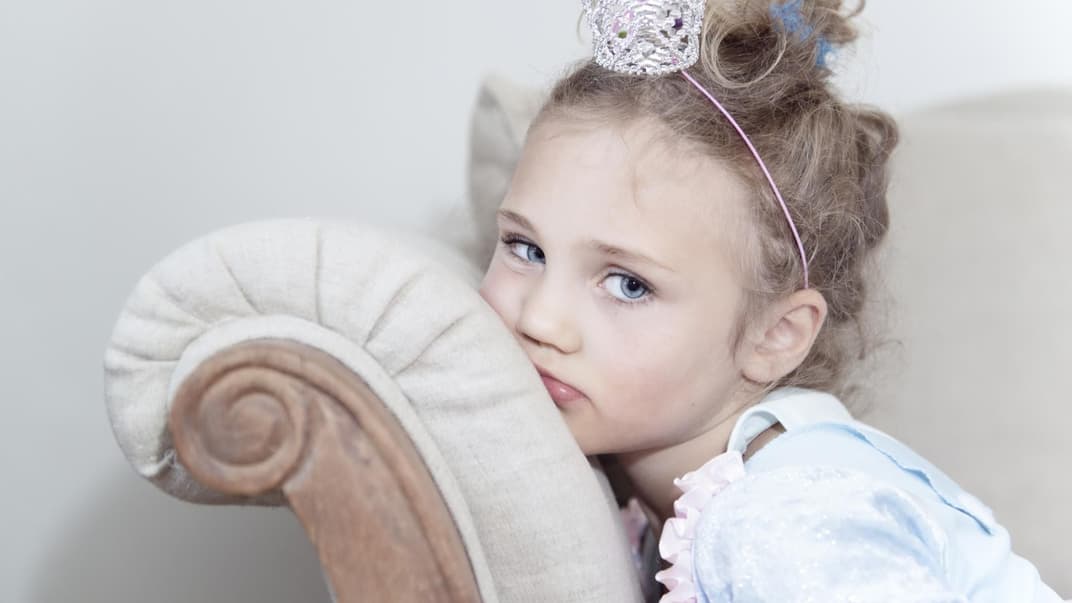 Kleine Prinzessin auf dem Sofa.