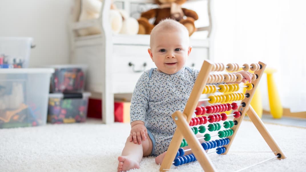 Baby spielt mit Abacus zu Hause.