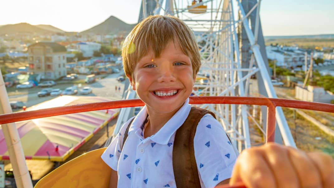 Junge strahlt im Riesenrad.