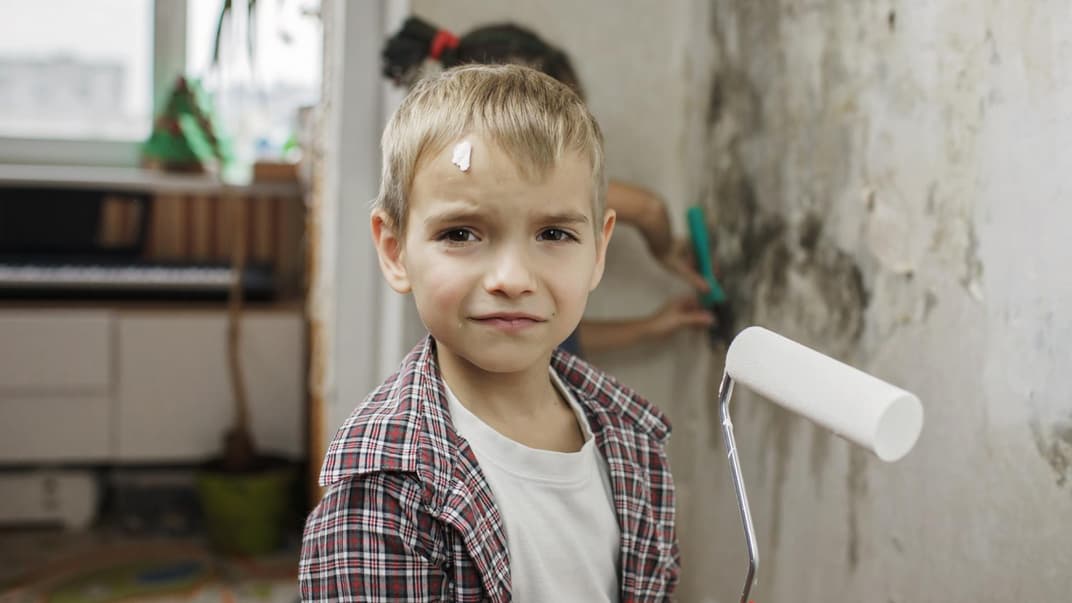 Geschwister renovieren ihr Zimmer.