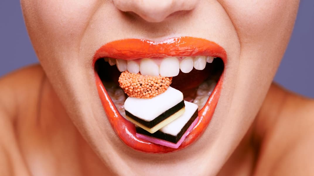Der Mund einer Frau und Lakritz.