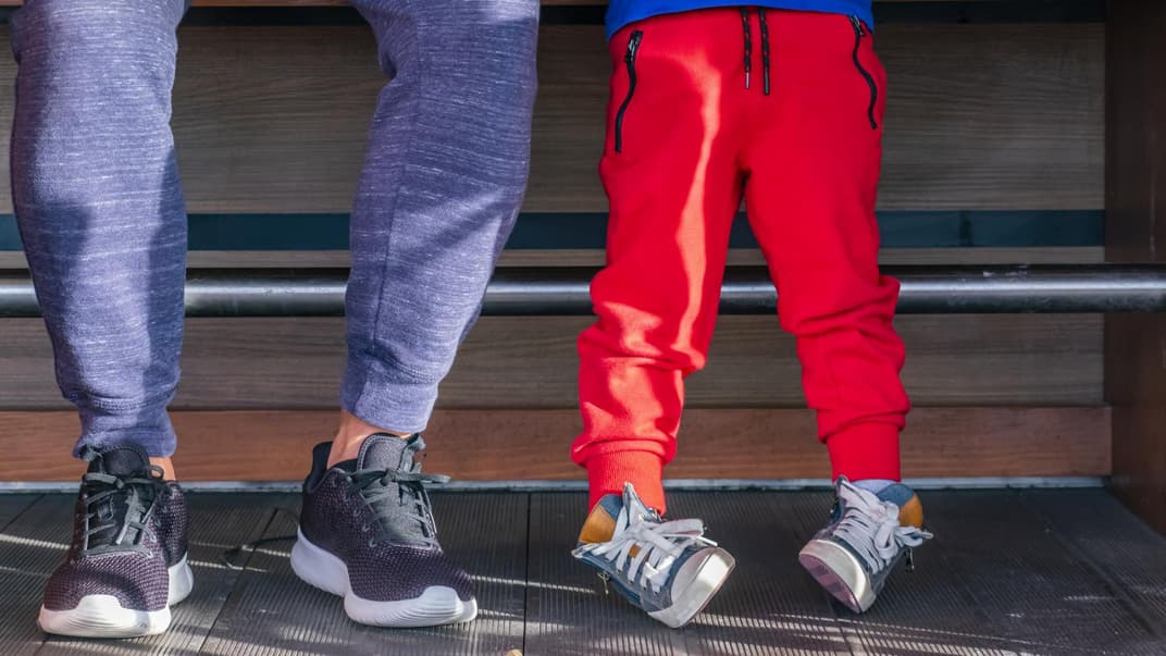 Beine mit Jogginghosen