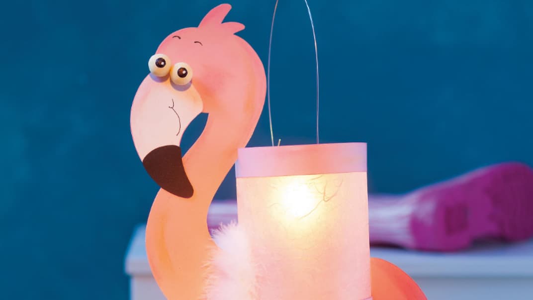 Das Basteln einer Flamingo-Laterne ist gar nicht schwer.