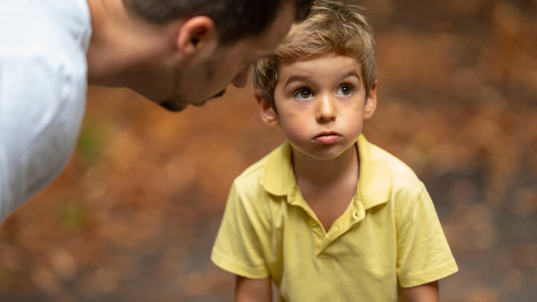 Vater erklärt kleinen Jungen Sohn, wie man sich zu benehmen.