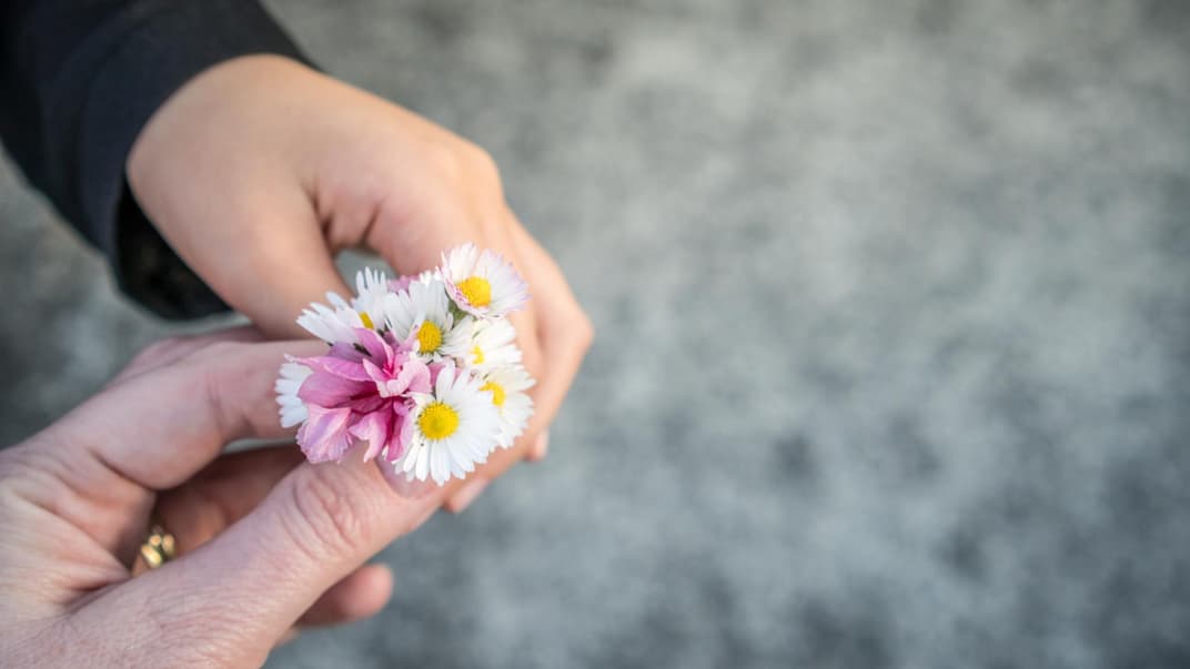 Kind schenkt seinen Eltern Blumen