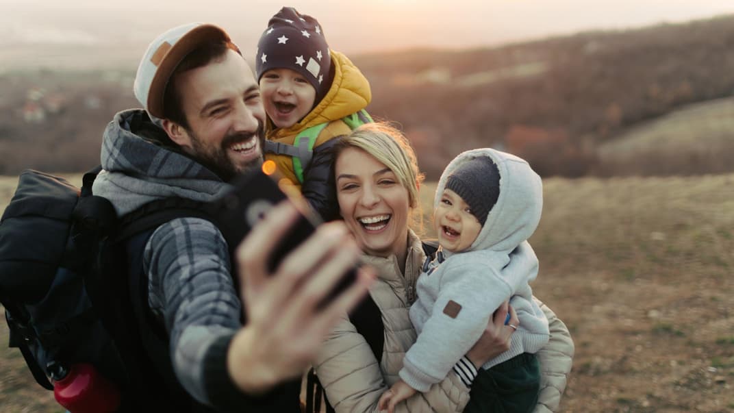 Eine fröhliche Familie im Urlaub in den Bergen