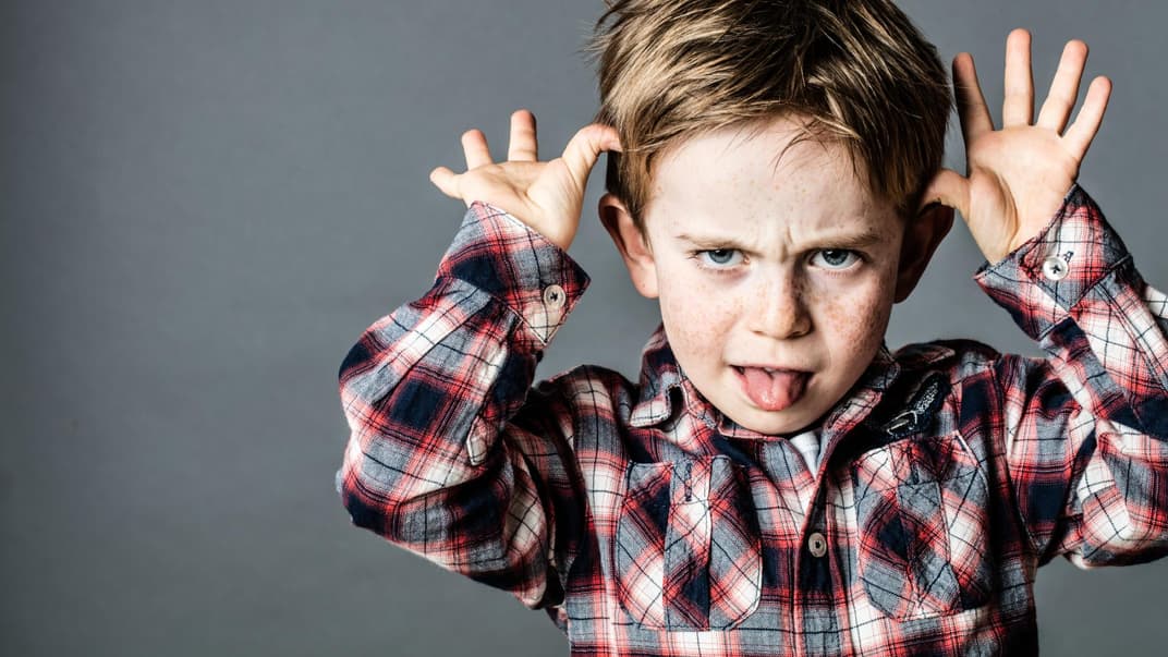 Kleiner Junge zieht Grimassen.