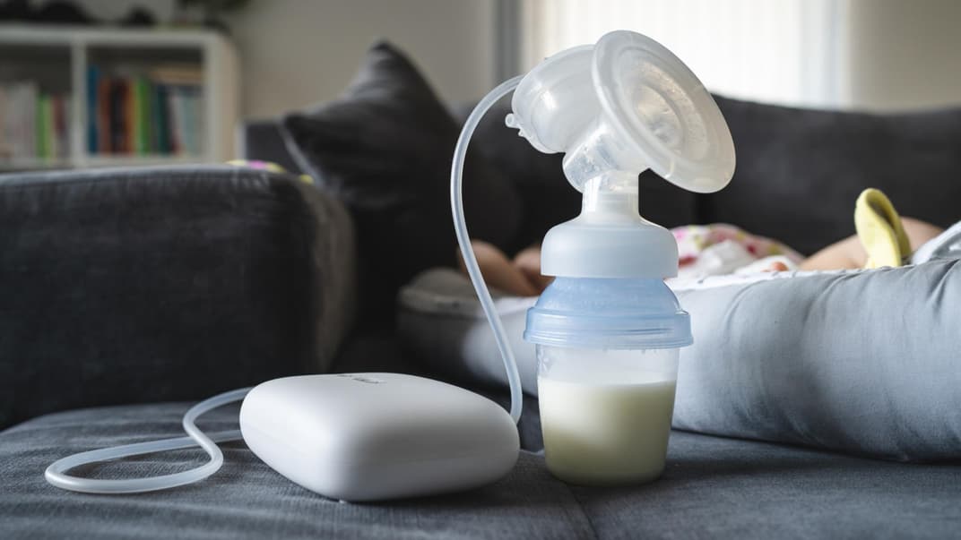 Elektrische Milchpumpen sind bequem und zeitsparend.