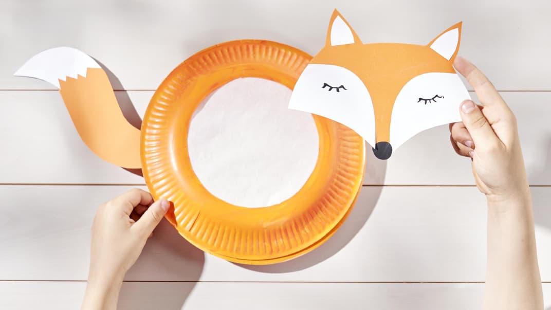 Eine Fuchslaterne gebastelt aus Papptellern.