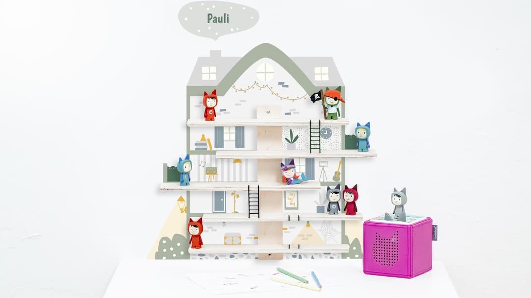 Mit einem Ikea-Regal plus Folie von Limmaland könnt ihr euch ganz schnell ein Tonieregal selber bauen.