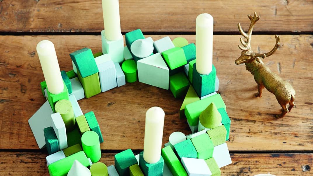 Diesen hübschen Adventskranz aus Bausteinen könnt ihr prima mit euren Kindern selber basteln.