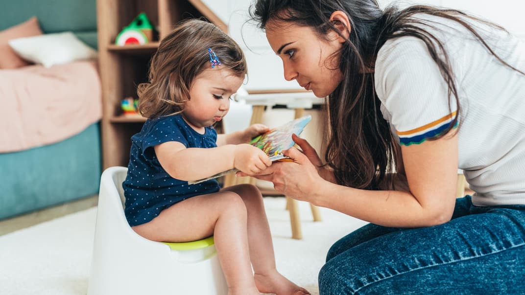 Mutter und Kind beim Töpfchentraining.