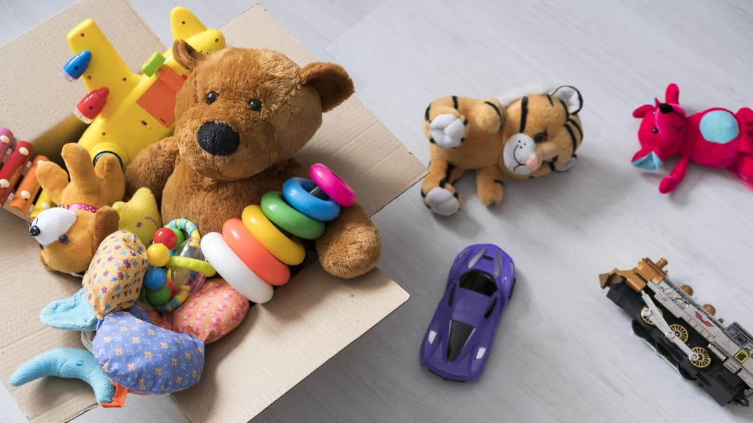 Gebrauchtes Spielzeug in einem Karton
