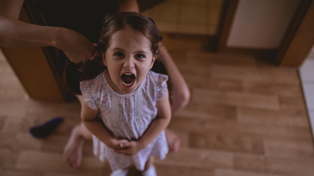 Ein Mädchen, das schreit.