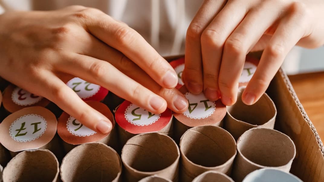 Ein Adventskalender aus leeren Kloppaierrollen