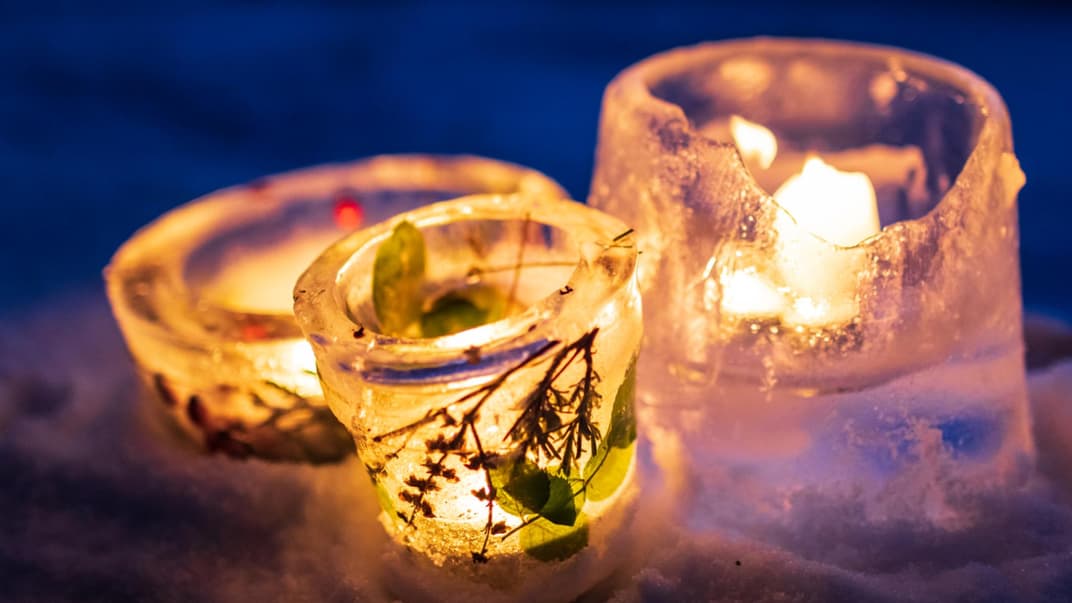 Selbstgemachte Eislaternen im Garten.