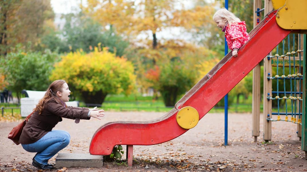Mutter und Tochter auf dem Spielplatz.