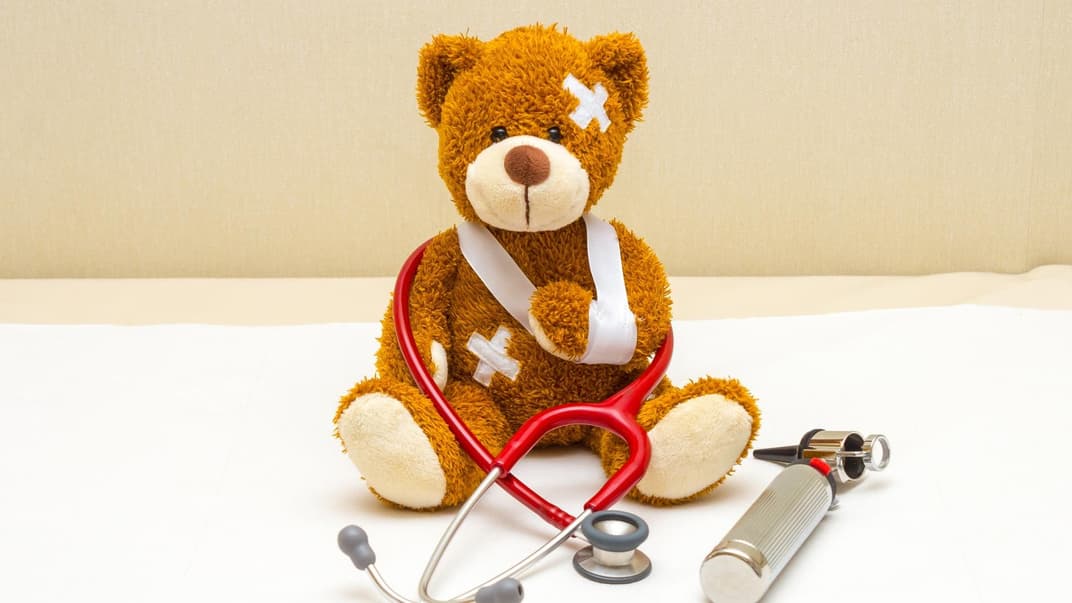 Verletzter Teddy mit Pflaster und Verband.