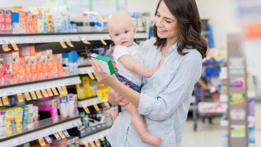 Mutter mit Baby in der Drogerie.